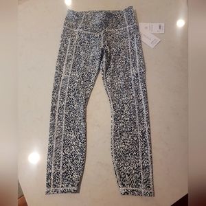 BRAND NEW Athleta ultimate stash textured 7/8 tight